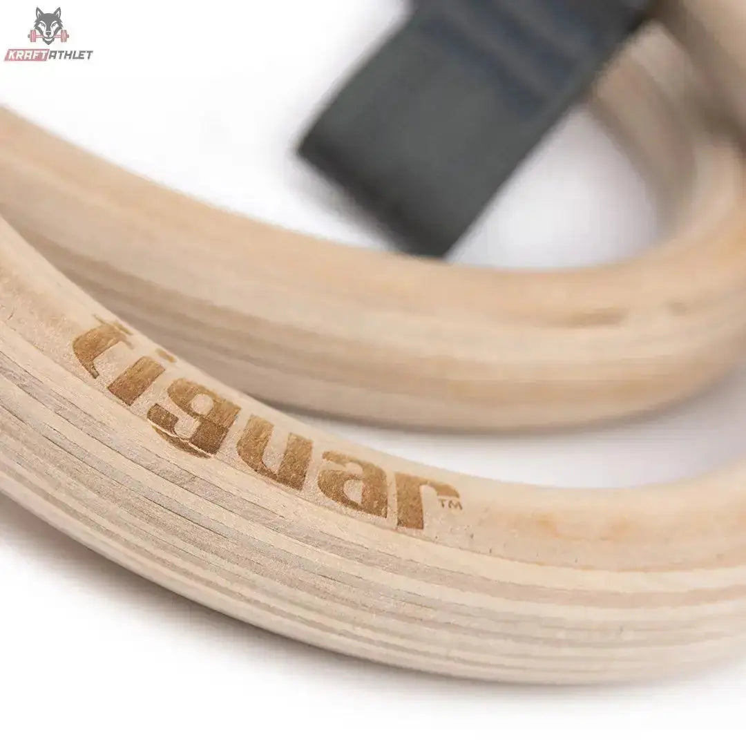 tiguar Alfa Turnringe Gurtringe mit Gummigriff, Detail des eingravierten Logos auf dem Holzring