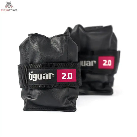 tiguar Knöchelgewichte 2 kg (Paar) in Schwarz mit roten 2.0 Etiketten, Schrägansicht beider Gewichte