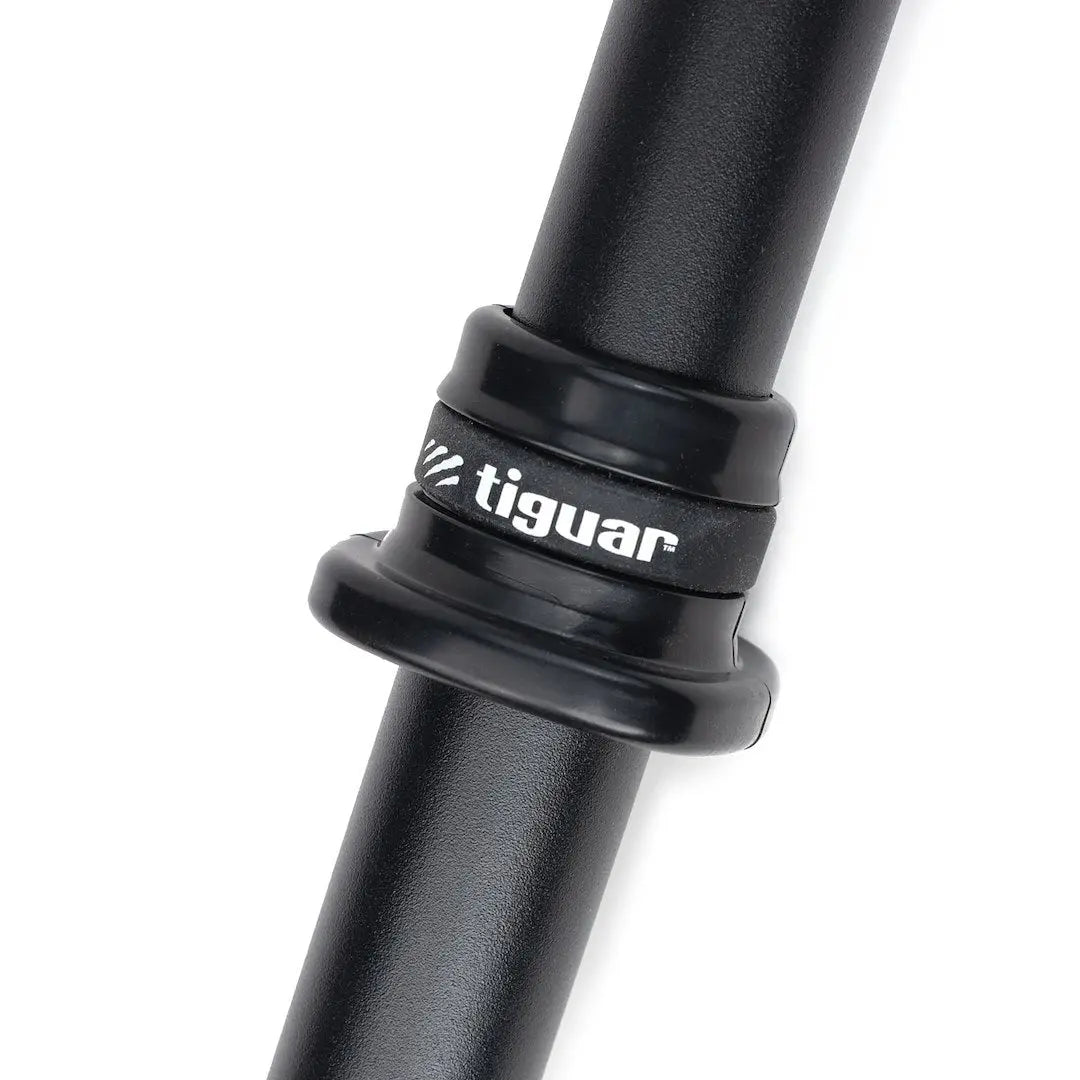 tiguar Power Gym Hantelstange 28 mm V2, Detail der Hülse mit Logo-Ring in Schwarz