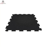 tiguar SLICE Puzzle Bodenplatte 98 × 98 × 1 cm Gummiboden in Schwarz, Schrägansicht einer einzelnen Platte