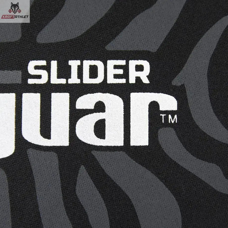 tiguar Sliders in Schwarz, Detail des Slider-Schriftzugs und des Musters auf der Oberseite