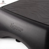tiguar Step-Plattform Graphit, Detail der Seitenkante mit eingeprägtem Schriftzug und Fuß
