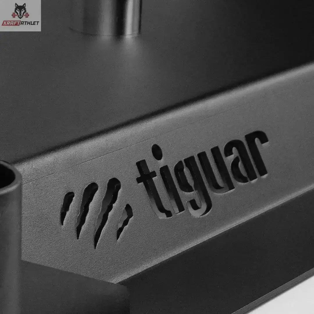 tiguar Trainingssled als Detail des eingefrästen Logos an der Kufe