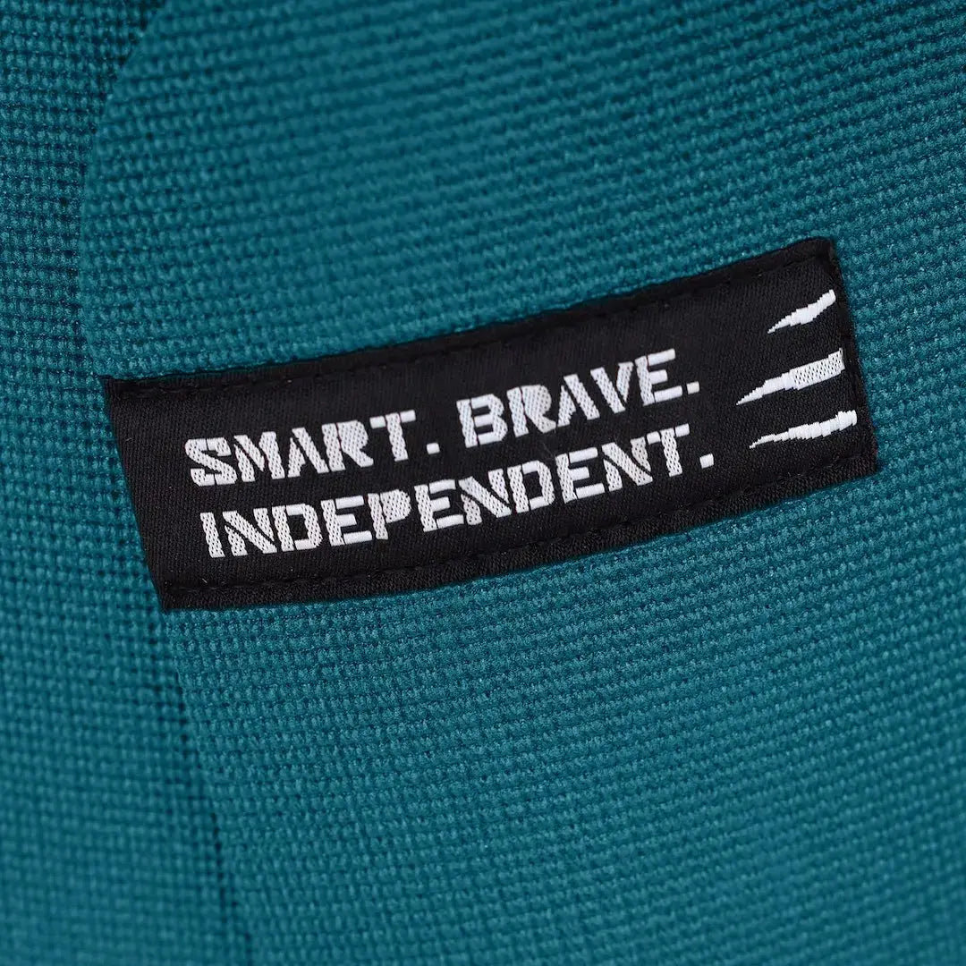 tiguar Yoga-Basismatte Marine Yogamatte, Detail des Stoffetiketts mit Schriftzug Smart Brave Independent
