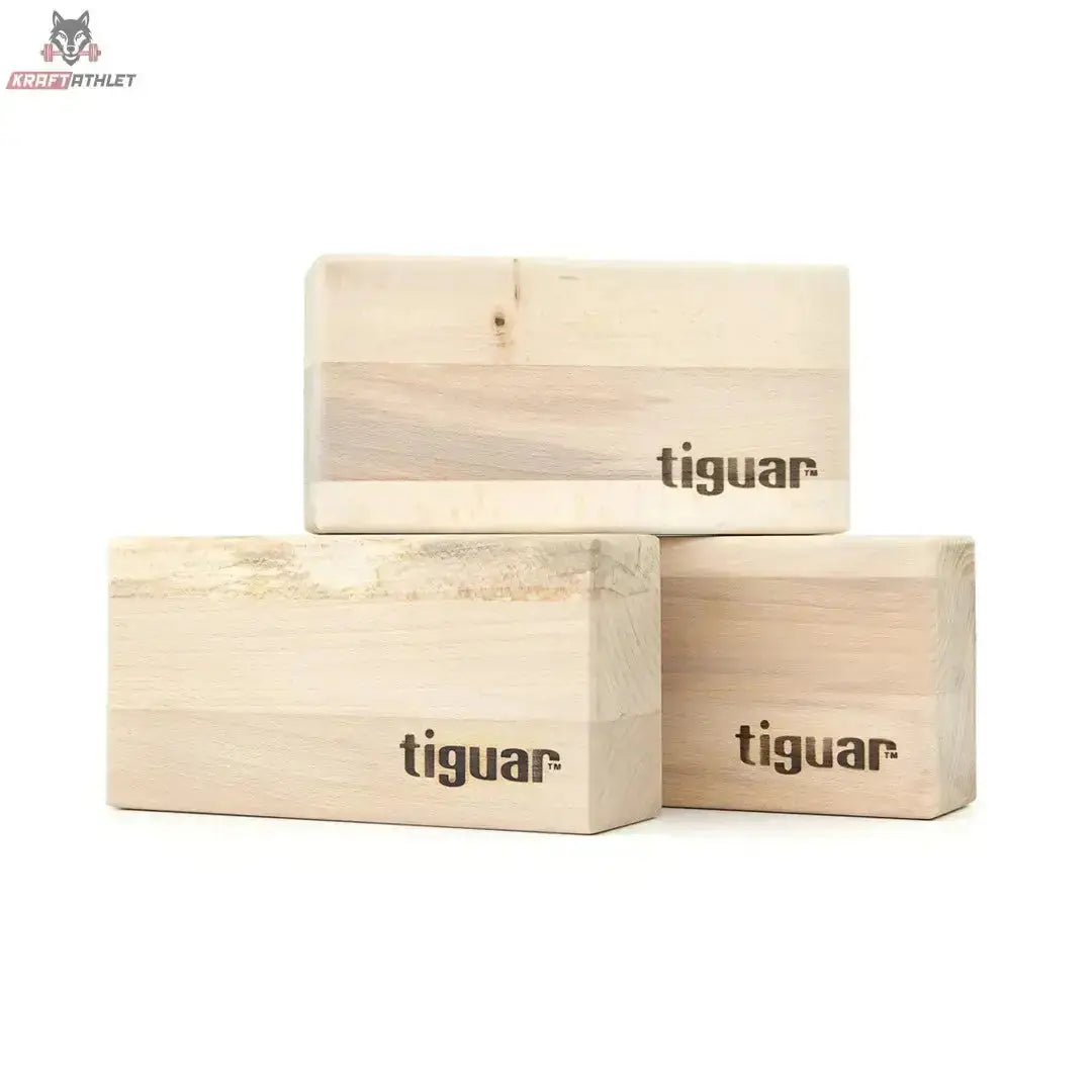 tiguar Yoga Block Holz, drei Blöcke liegend zu einer Pyramide gestapelt