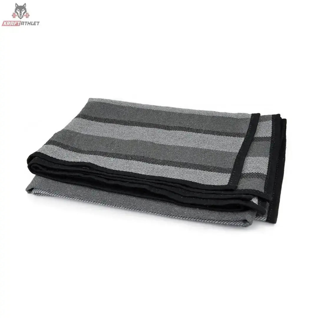 tiguar Yoga Decke V2 Kantenband Yogadecke, gefaltet in Grau mit schwarzen Streifen und Kantenband