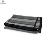 tiguar Yoga Decke V2 Kantenband Yogadecke, gefaltet in Grau mit schwarzen Streifen und Kantenband