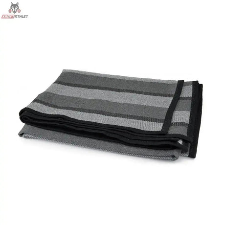 tiguar Yoga Decke V2 Kantenband Yogadecke, gefaltet in Grau mit schwarzen Streifen und Kantenband