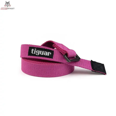 tiguar Yogagurt Lila, geschlossene Schlaufe mit Schnalle und Logo-Label, Seitenansicht auf weißem Hintergrund