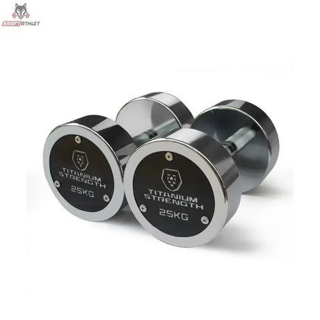 Titanium Strength Chrom-Hantelset 2,5–25 kg mit Rack – Detail von zwei Kurzhanteln mit Logo auf den Endscheiben