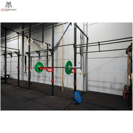 Titanium Strength Functional Wall RIG T6 an der Hallenwand mit Ringen, Seilen und Langhantel