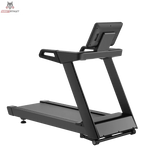Titanium Strength LC20 AC Laufband mit 15,6-Zoll-Touchscreen in Schwarz, Schrägansicht von hinten vor dunklem Hintergrund