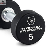 Titanium Strength Pro PU Rundhantel-Set 2,5–50 kg mit 2 Racks, Detail einer 5-kg-Hantel mit Logo