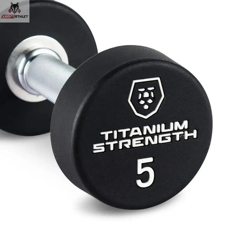 Titanium Strength Pro PU Rundhantel-Set 2,5–50 kg mit 2 Racks, Detail einer 5-kg-Hantel mit Logo