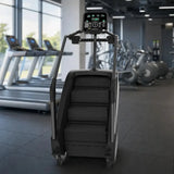 Titanium Strength ProClimber Stair Climber in Schwarz, Frontansicht auf der Trainingsfläche eines Fitnessstudios