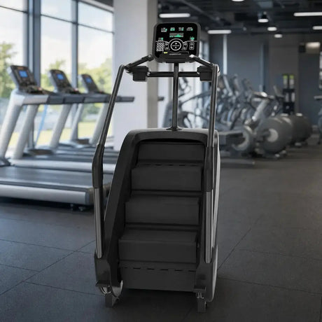 Titanium Strength ProClimber Stair Climber in Schwarz, Frontansicht auf der Trainingsfläche eines Fitnessstudios