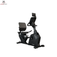 Titanium Strength RB2000 Liegeergometer Pro Series: Schrägansicht von rechts mit Rückenlehne und Konsole