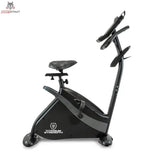 Titanium Strength ST900 LCD Ergometer Performance Series – Seitenansicht mit Sattelstütze, Pedalen und Konsolenhalter