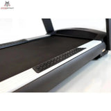 Titanium Strength TM900 LCD Laufband Performance Series Detail der Lauffläche mit seitlicher Trittleiste in Schwarz