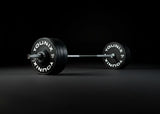Younix Bumper Bundle 140 kg Langhantel-Set, beladene Langhantelstange vor dunklem Hintergrund
