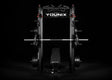 Younix Cable Rack Kabelzug-Power-Rack in Schwarz, Frontansicht mit Langhantel und Hantelbank vor dunklem Hintergrund