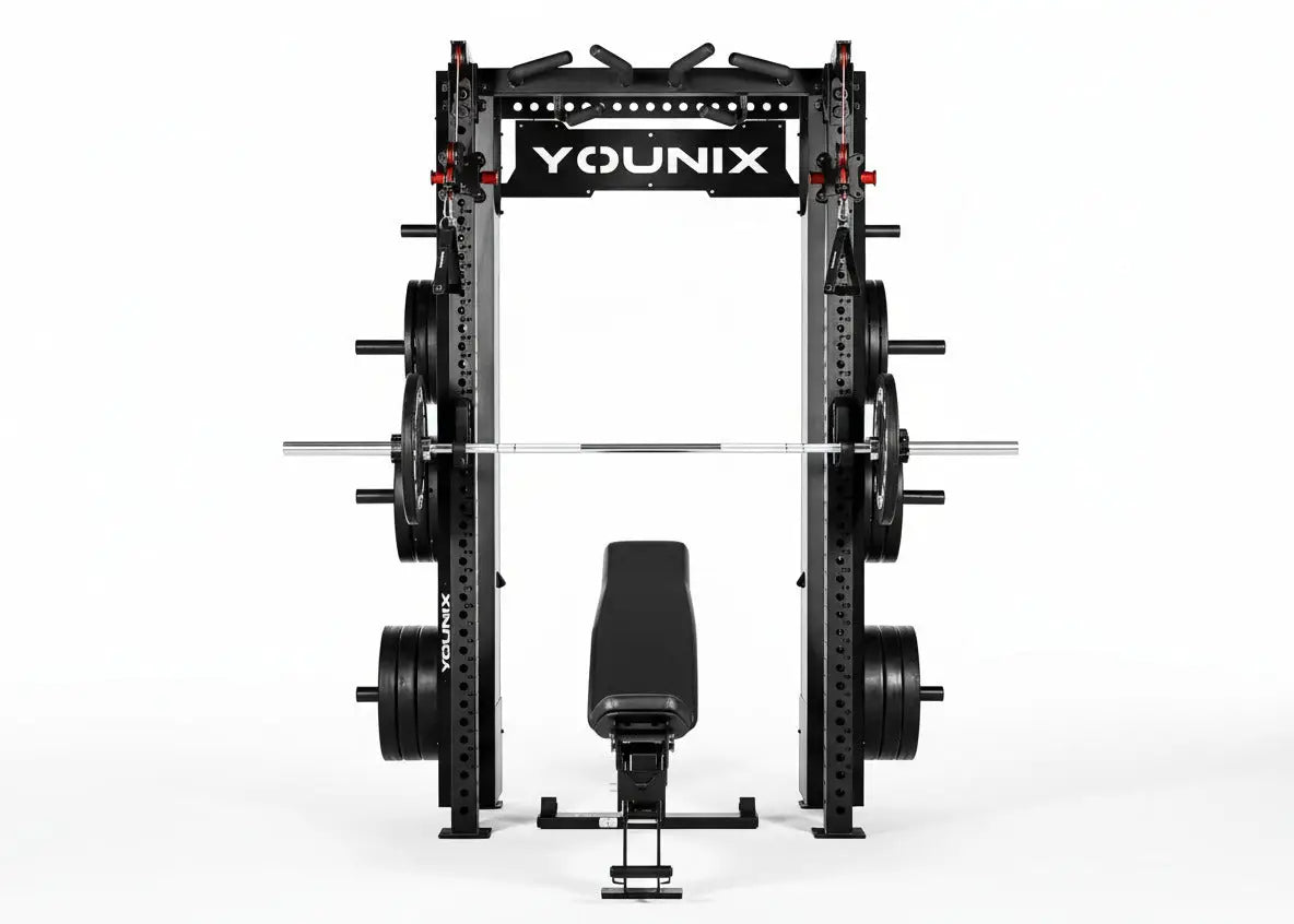 Younix Cable Rack Kabelzug-Power-Rack in Schwarz, Frontansicht mit Langhantel, Hantelscheiben und Bank auf Weiß