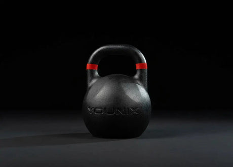 Younix Competition Kettlebell 16 kg Gusseisen, Frontansicht der Variante 24 kg in Schwarz vor dunklem Hintergrund