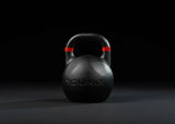 Younix Competition Kettlebell Full Set, einzelne schwarze Kettlebell mit rotem Griffband vor dunklem Hintergrund