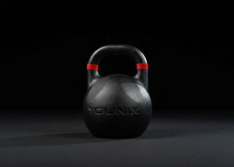 Younix Competition Kettlebell Full Set, einzelne schwarze Kettlebell mit rotem Griffband vor dunklem Hintergrund