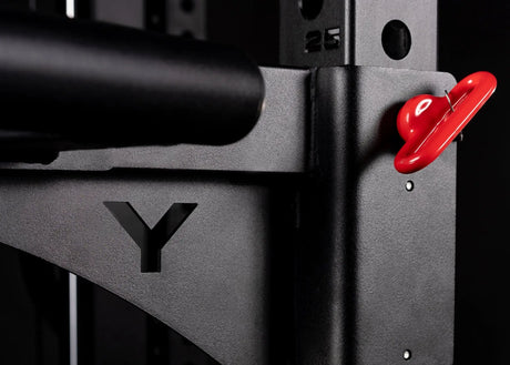 Younix Dip Horns 2.0 Dip-Aufsatz fürs Rack im Detail: Aufnahme am Rack mit rotem Sicherungsstift