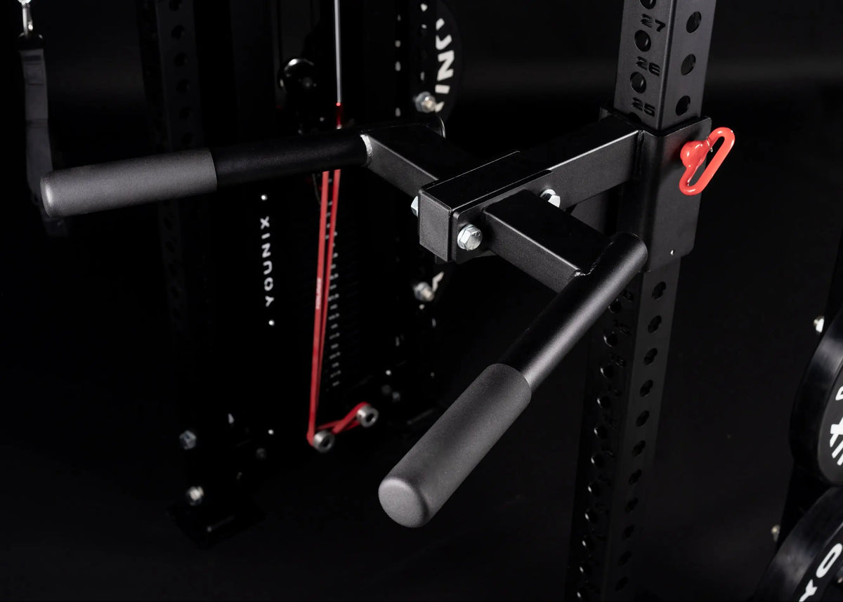 Younix Dip Horns 2.0 Dip-Aufsatz fürs Rack am Power Rack montiert, Ansicht der Griffe mit rotem Sicherungsstift