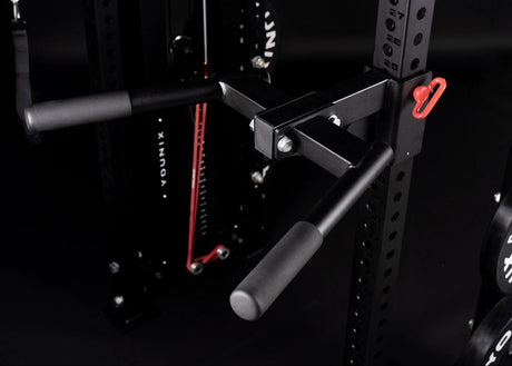 Younix Dip Horns 2.0 Dip-Aufsatz fürs Rack am Power Rack montiert, Ansicht der Griffe mit rotem Sicherungsstift