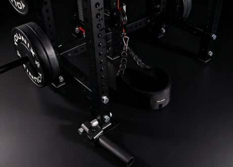 Younix Multi-Use Belt Dip- und Belt-Squat-Gürtel, Gürtel mit Kette an einem Rack im Studio