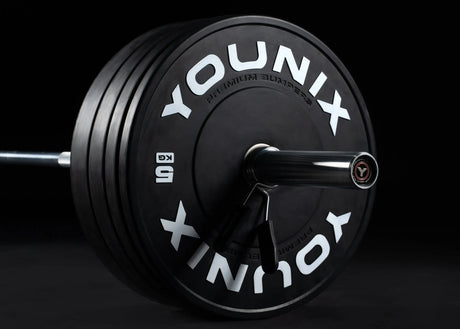 Younix Olympic Pro Barbell 20 kg Olympia-Langhantel, Detail der Hülse mit Bumper Plate