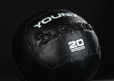 Younix Performance Med Ball 20 lb Medizinball, Variante 20 lb, Nahansicht vor dunklem Hintergrund
