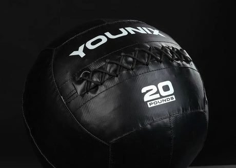 Younix Performance Med Ball Set Medizinbälle, Detail eines schwarzen 20-Pfund-Balls mit Nähten und Logo