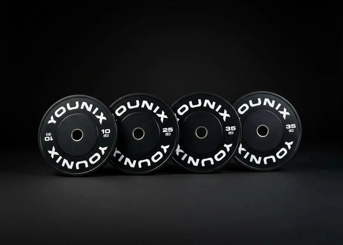 Younix Premium Bumper Plate 20 kg Hantelscheibe, Variante 5 kg, vier Scheiben stehend im dunklen Studio