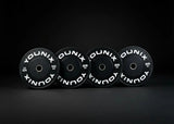 Younix Premium Bumper Plate 20 kg Hantelscheibe, Variante 5 kg, vier Scheiben stehend im dunklen Studio