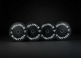 Younix Premium Bumper Set 100 kg Hantelscheiben-Set, vier schwarze Scheiben stehend vor dunklem Hintergrund