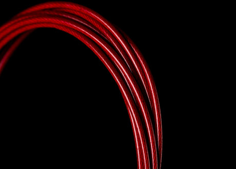Younix Skill Rope Springseil, Nahaufnahme des roten ummantelten Stahlseils vor schwarzem Hintergrund