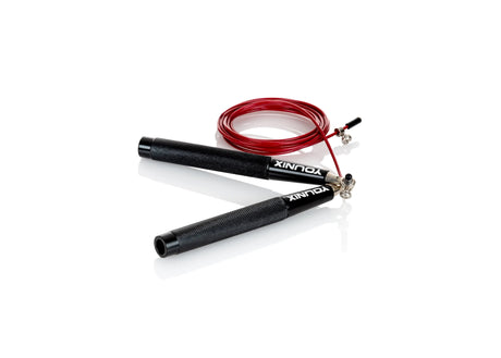 Younix Skill Rope Springseil, aufgerolltes rotes Seil mit zwei schwarzen Aluminiumgriffen liegend